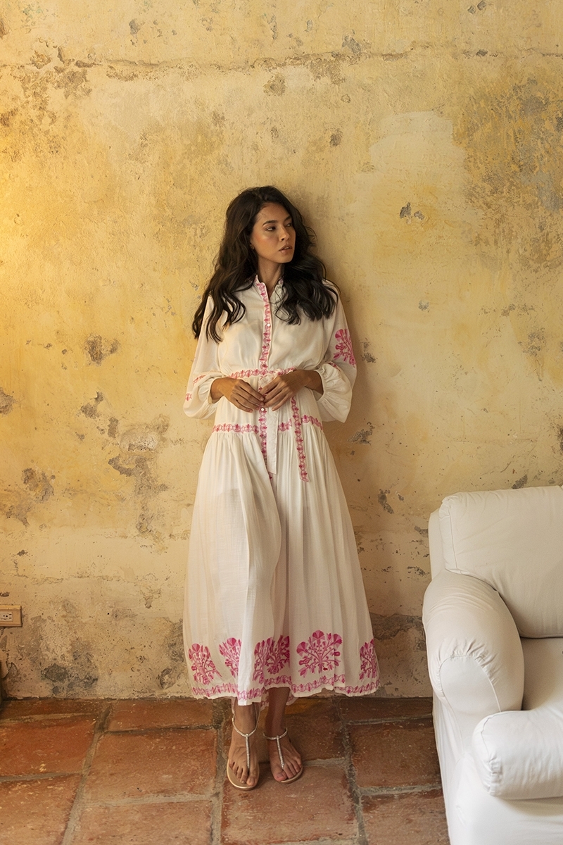 Vestido longo Katerina - branco - adornado com bordado rosa - cinto bordado - botões prateados - Miss June Paris - 2