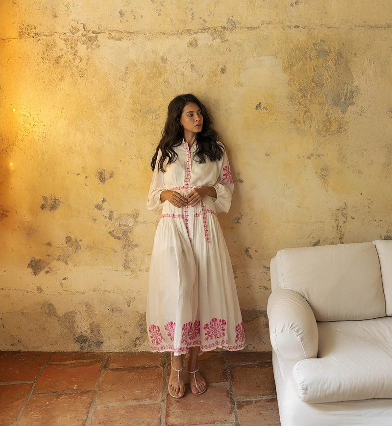 Vestido longo Katerina - branco - adornado com bordado rosa - cinto bordado - botões prateados - Miss June Paris - 2