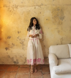 Vestido longo Katerina - branco - adornado com bordado rosa - cinto bordado - botões prateados - Miss June Paris - 2