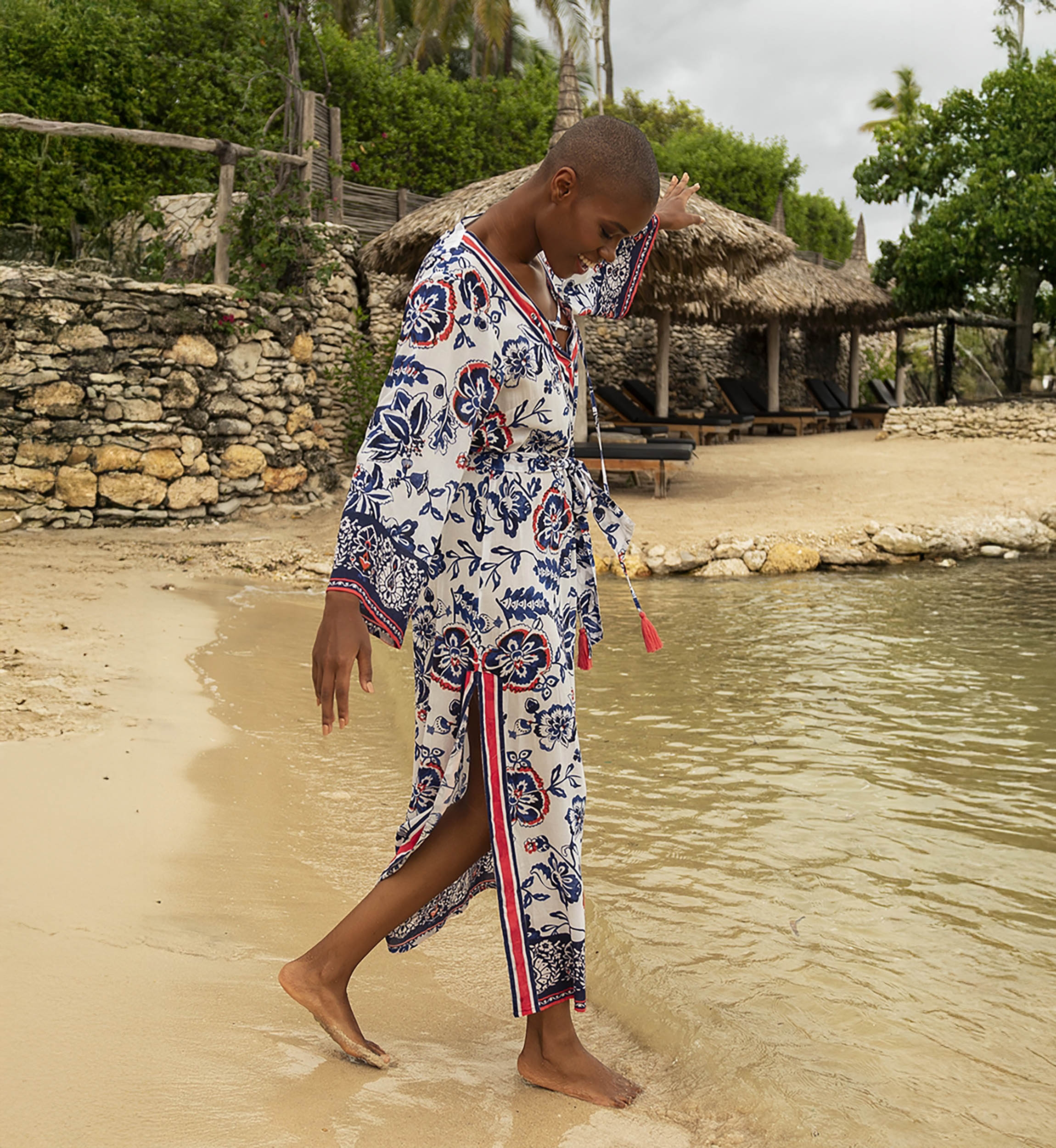 Vestido longo Viviana - branco - motivos florais em vermelho e azul - cinto combinando - Miss June Paris - 2