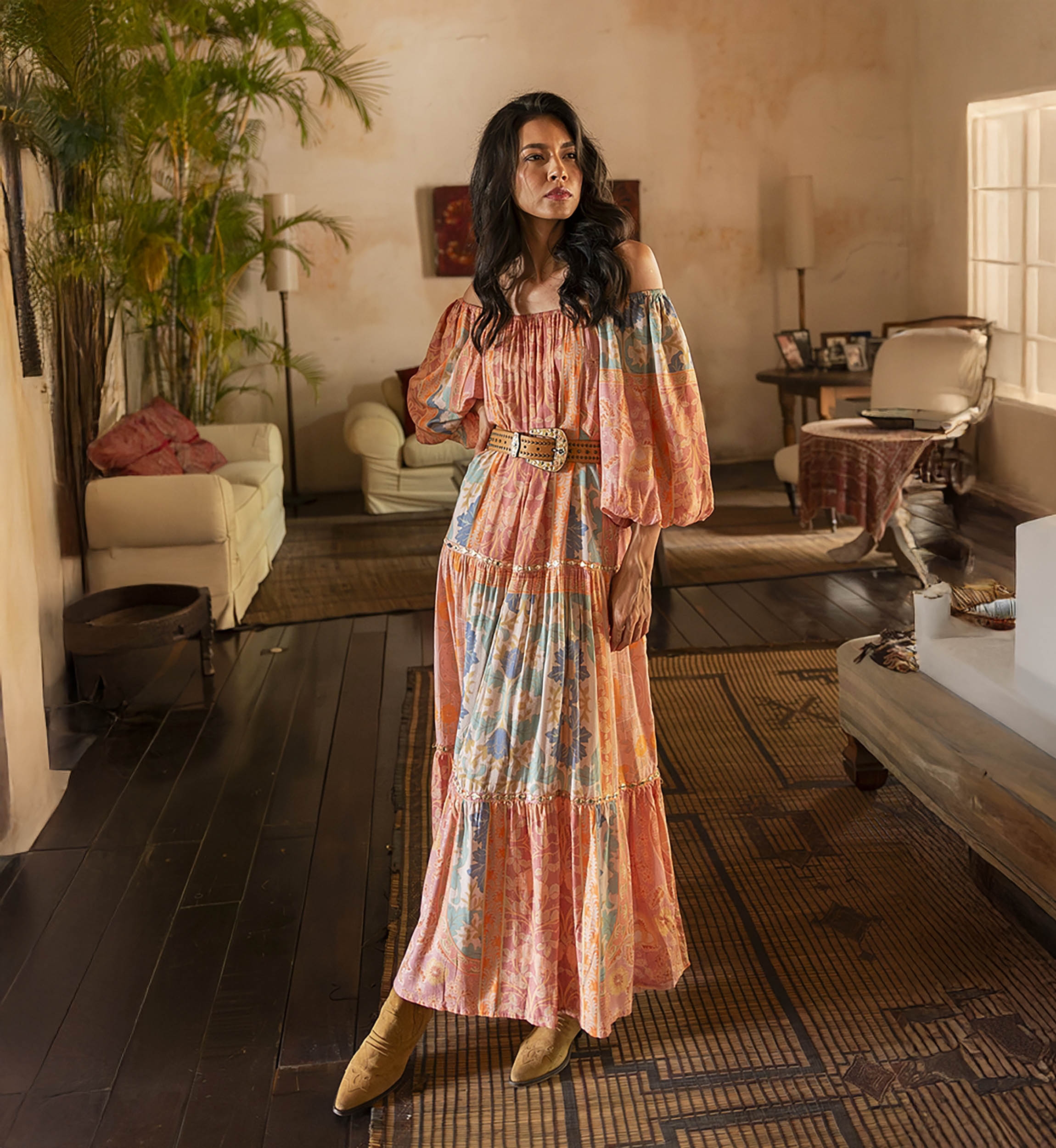 Vestido longo Martina - pêssego - estampa floral - mangas bufantes - cinto - ombros descobertos - Miss June Paris - 1