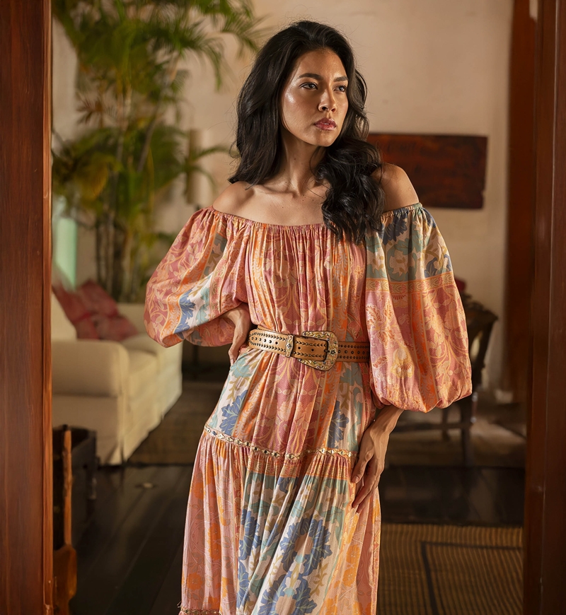 Vestido longo Martina - pêssego - estampa floral - mangas bufantes - cinto - ombros descobertos - Miss June Paris - 2