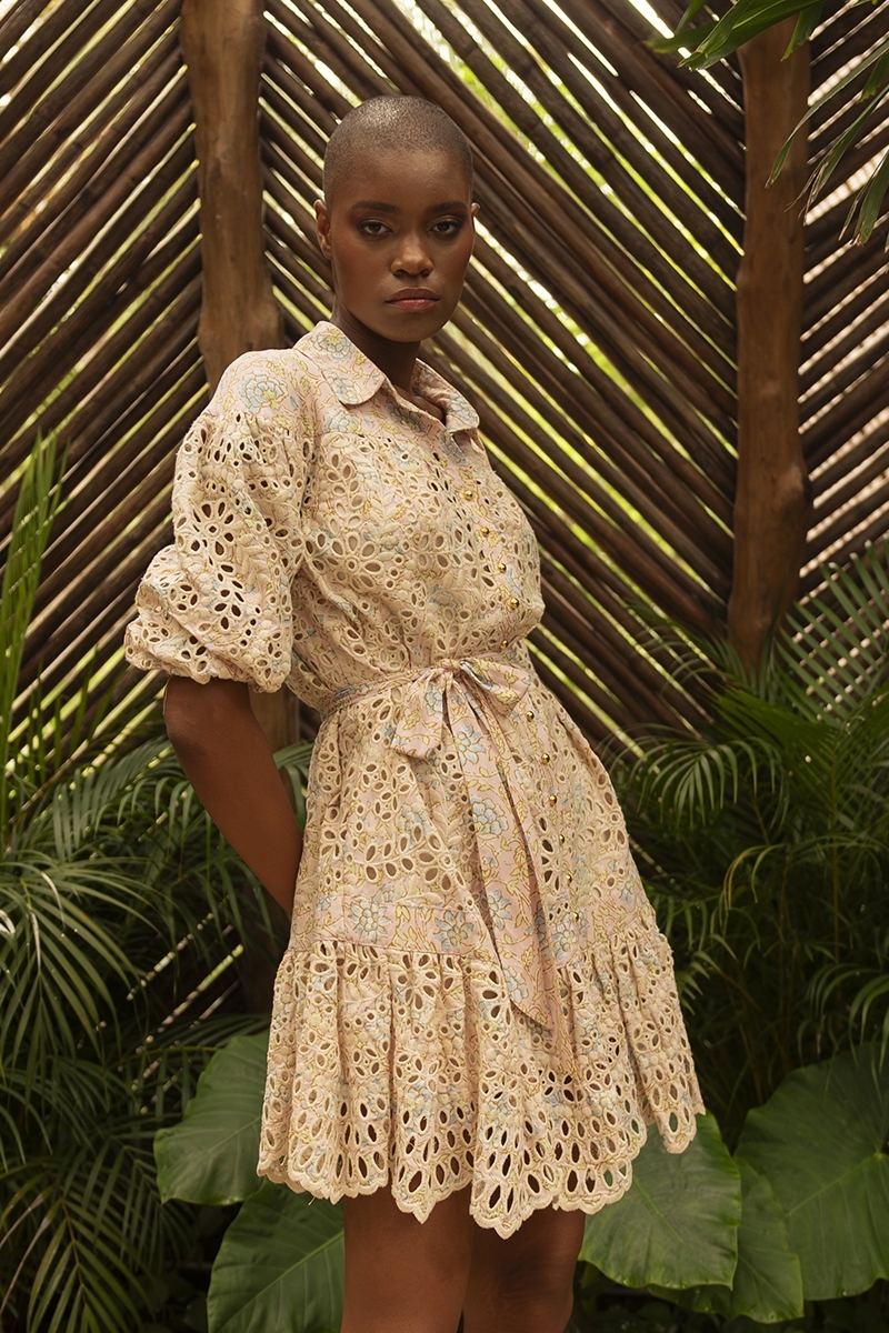 Vestido curto Teodora - bordado rosa - estampa floral - mangas 3/4 bufantes - cinto combinando - Miss June Paris - 2