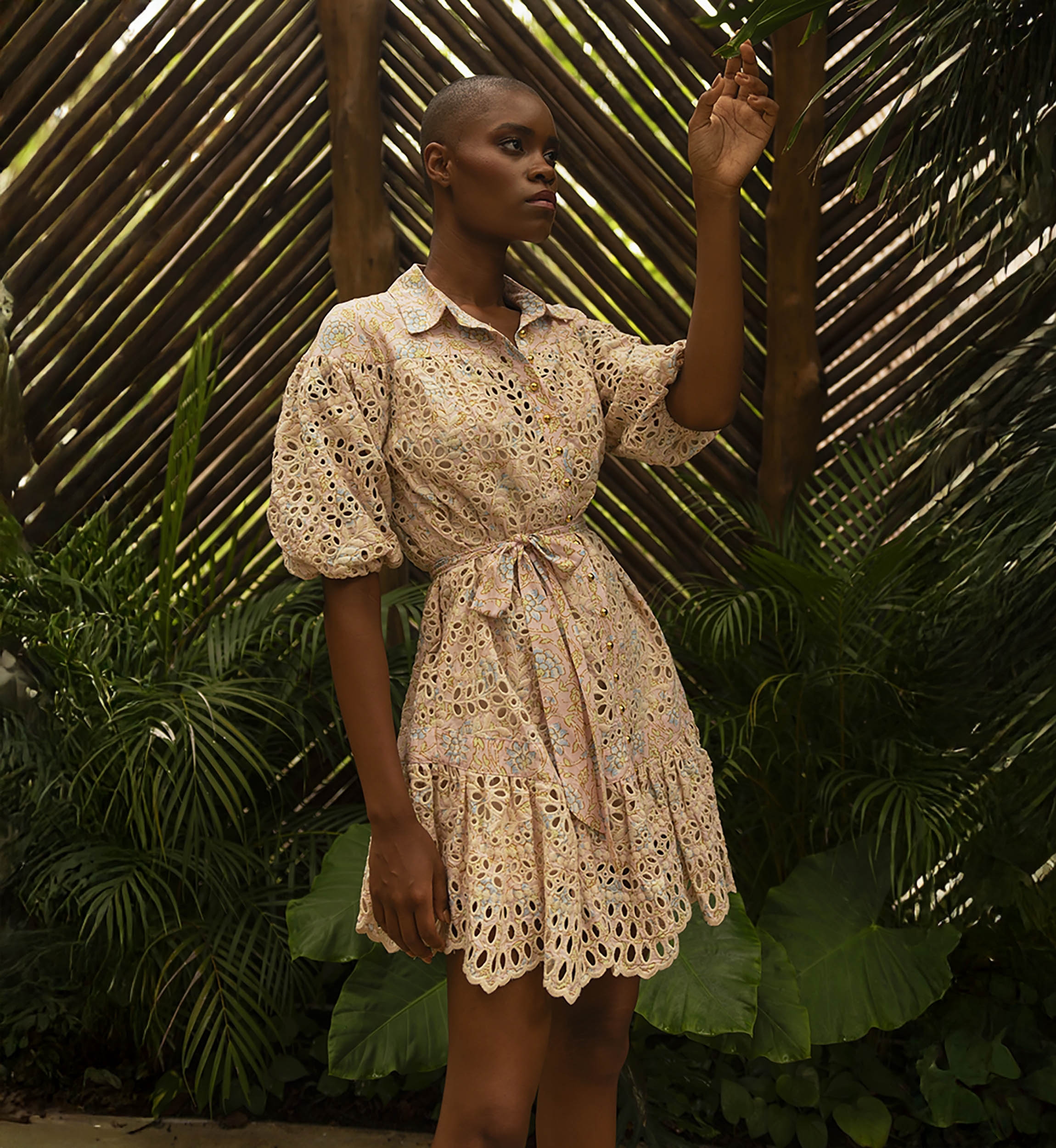 Vestido curto Teodora - bordado rosa - estampa floral - mangas 3/4 bufantes - cinto combinando - Miss June Paris - 1