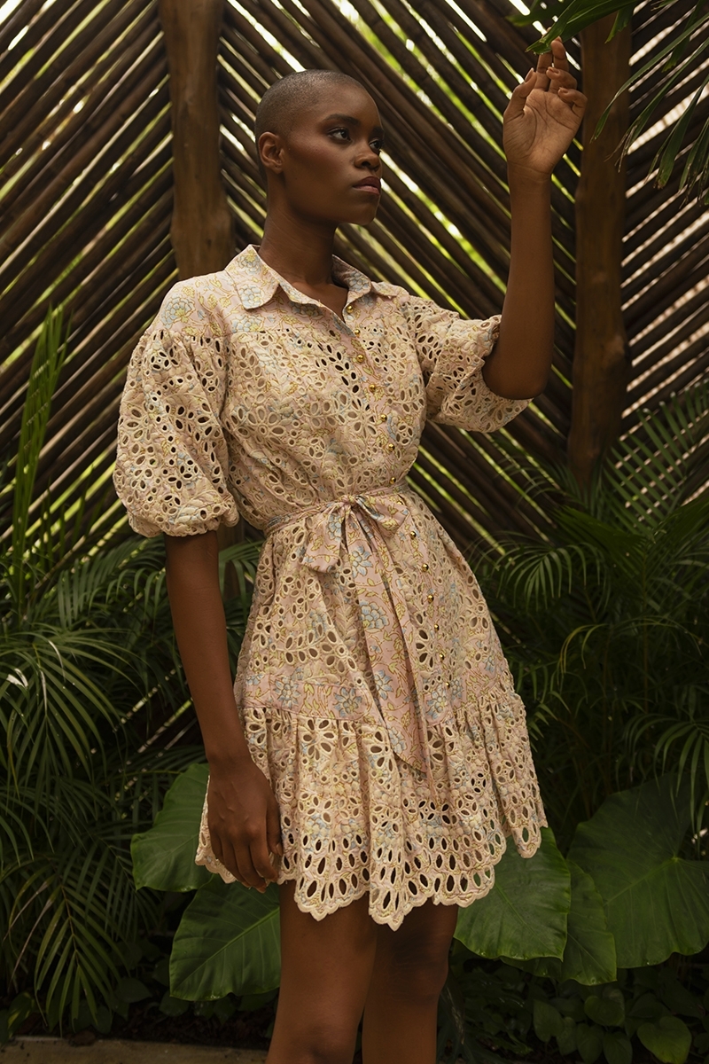 Vestido curto Teodora - bordado rosa - estampa floral - mangas 3/4 bufantes - cinto combinando - Miss June Paris - 1