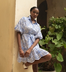 Vestido curto Violeta - branco - estampa floral azul - cinto removível - Miss June Paris - 3