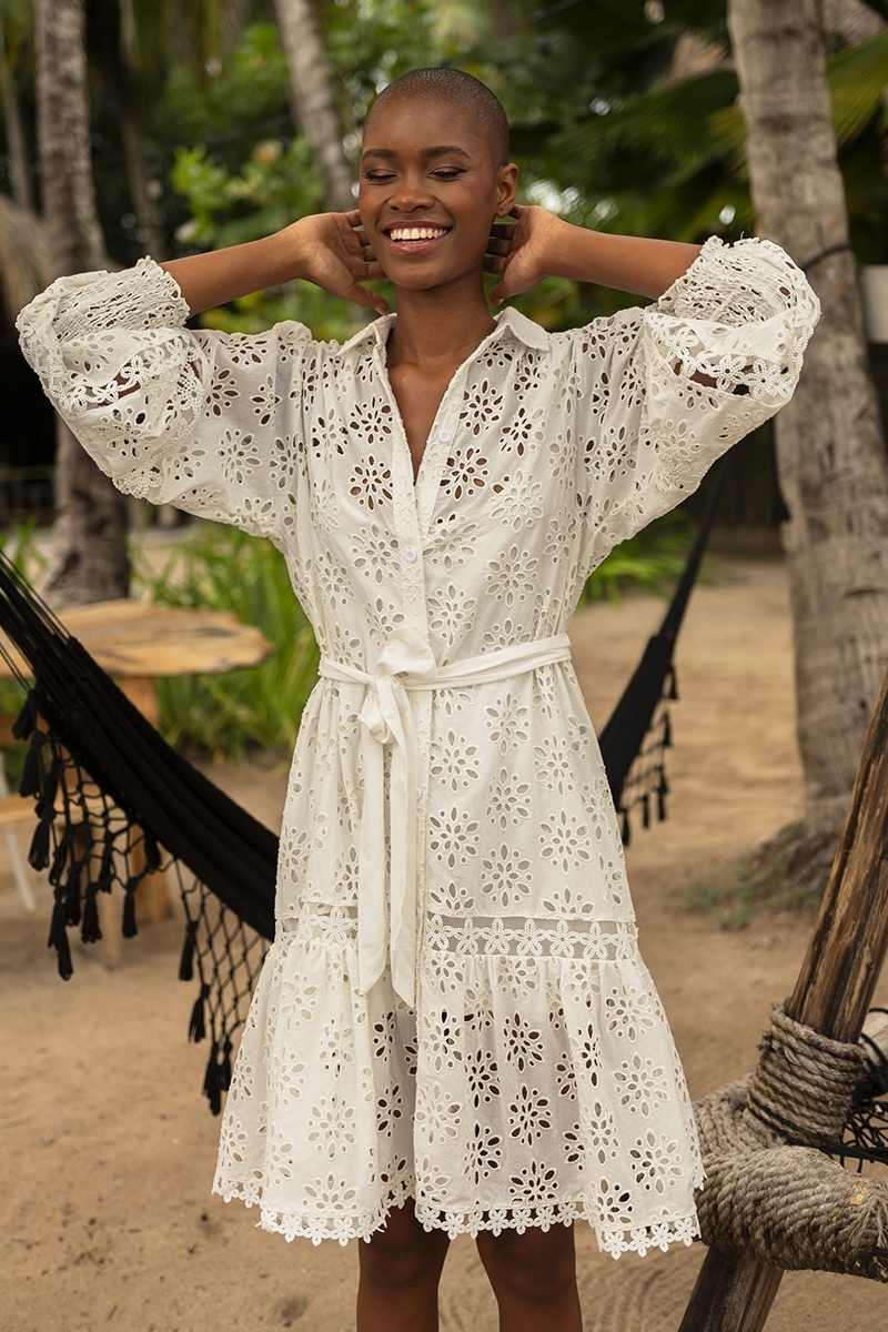 Vestido curto Oriana - branco - mangas longas - punhos com bainha - bordado delicado - Miss June Paris - 2