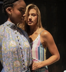 Blusa Raquel - gola alta - design floral - duas cores encantadoras - azul e rosa - mangas longas - Miss June Paris - 11