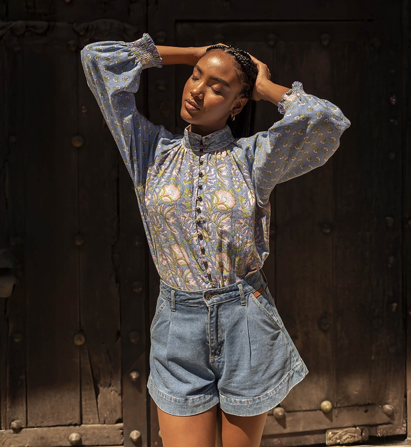 Blusa Raquel - gola alta - design floral - duas cores encantadoras - azul e rosa - mangas longas - Miss June Paris - 8