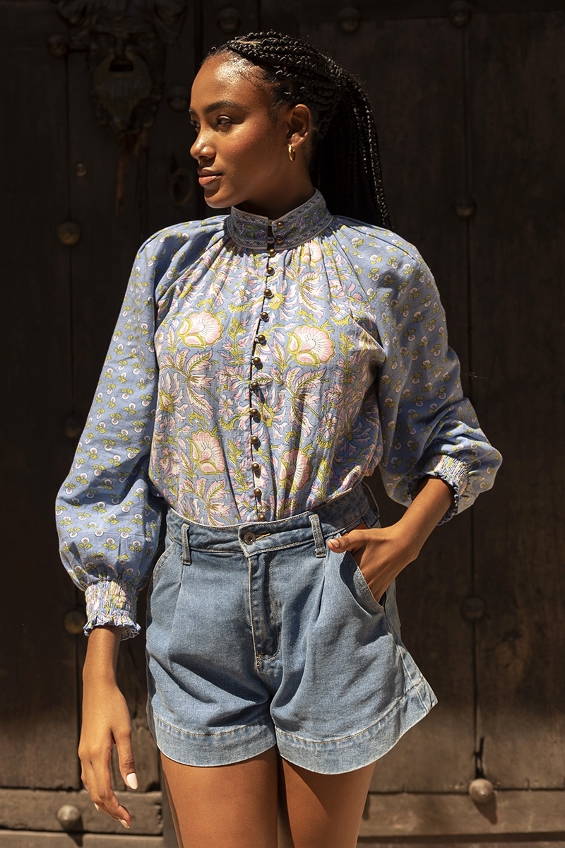 Blusa Raquel - gola alta - design floral - duas cores encantadoras - azul e rosa - mangas longas - Miss June Paris - 10