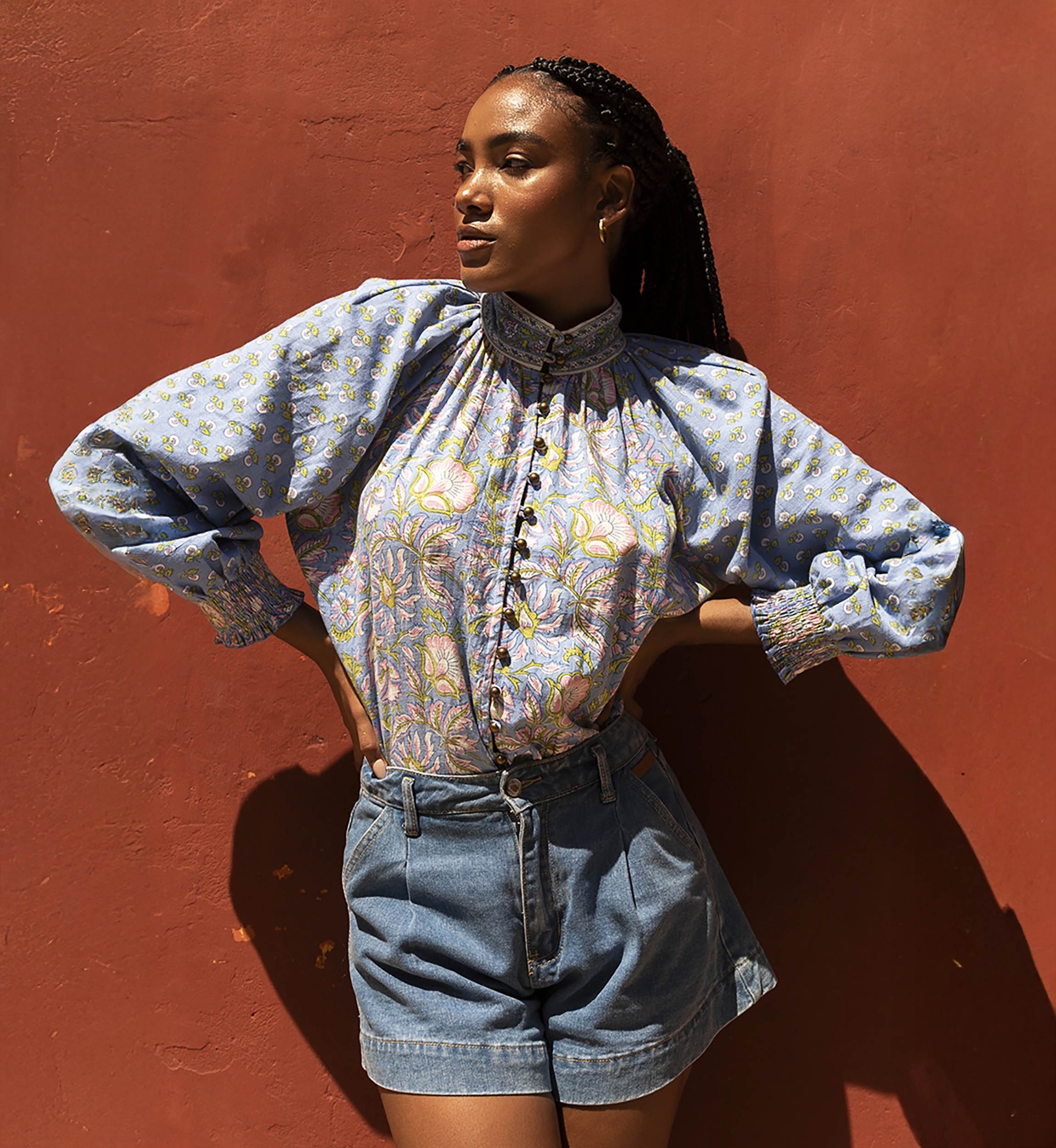 Blusa Raquel - gola alta - design floral - duas cores encantadoras - azul e rosa - mangas longas - Miss June Paris - 9