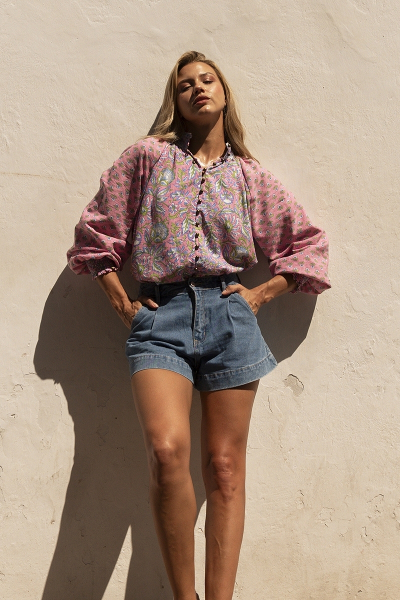 Blusa Raquel - gola alta - design floral - duas cores encantadoras - azul e rosa - mangas longas - Miss June Paris - 3