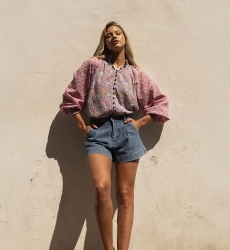 Blusa Raquel - gola alta - design floral - duas cores encantadoras - azul e rosa - mangas longas - Miss June Paris - 3