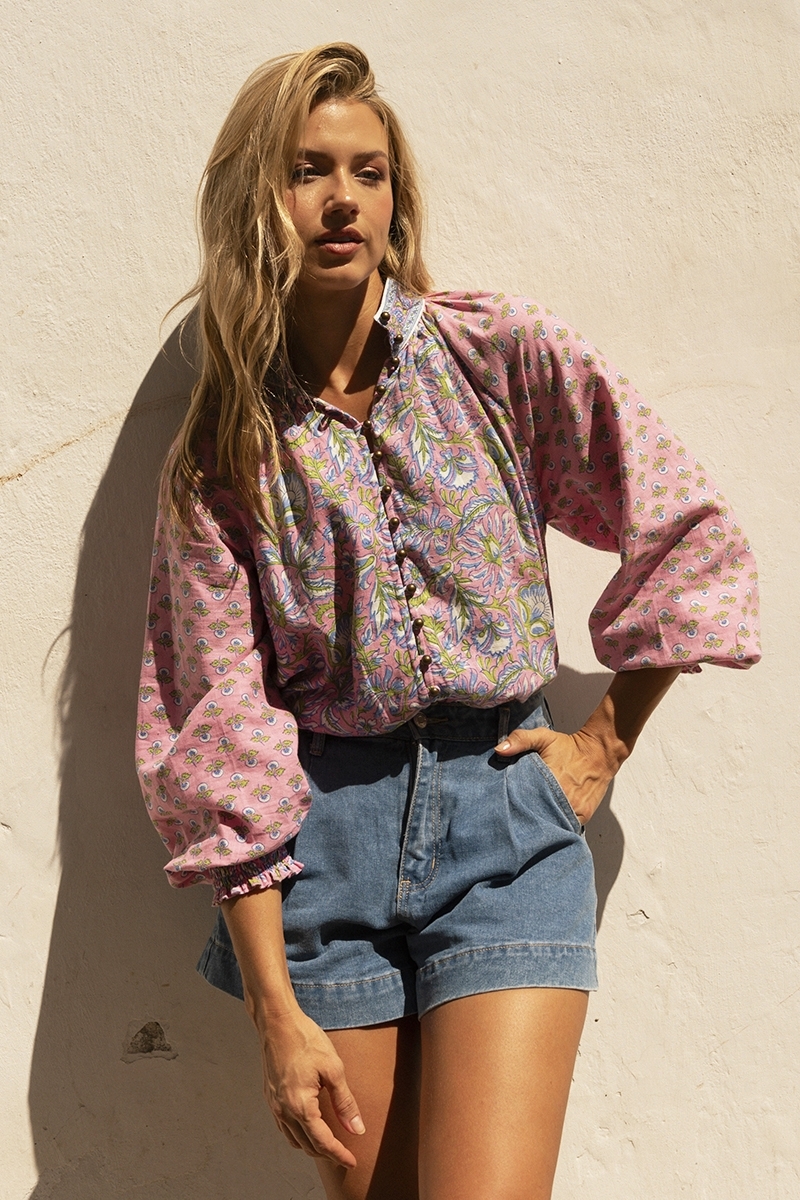 Blusa Raquel - gola alta - design floral - duas cores encantadoras - azul e rosa - mangas longas - Miss June Paris - 2