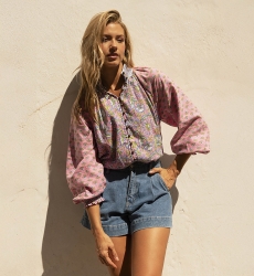 Blusa Raquel - gola alta - design floral - duas cores encantadoras - azul e rosa - mangas longas - Miss June Paris - 2