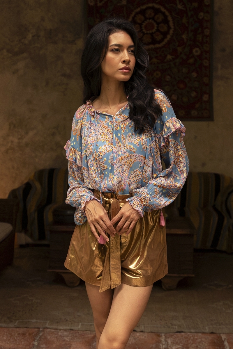 Blusa Renata - azul claro - estampa paisley rosa e dourada - mangas longas - Miss June Paris - 3