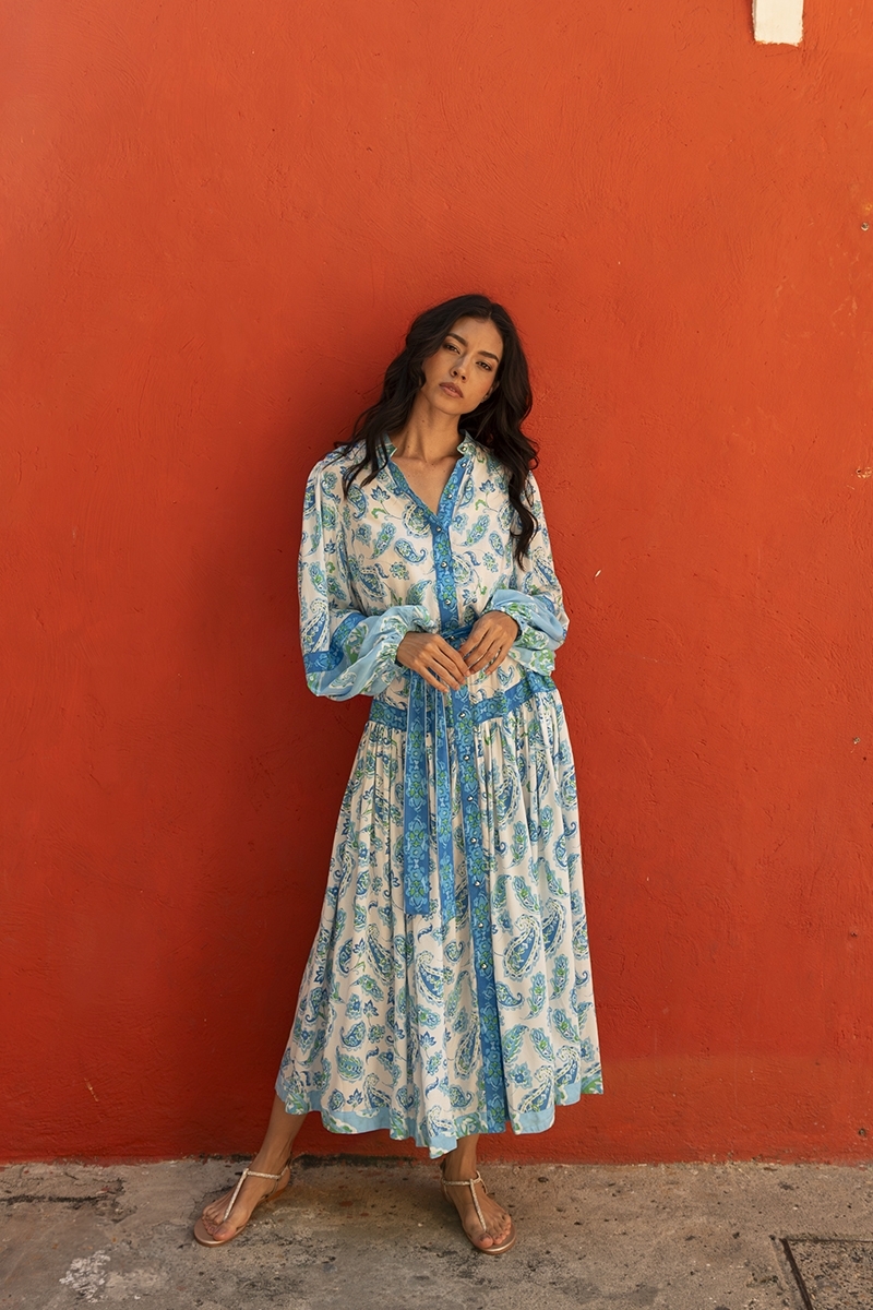 Vestido longo Malia - tons de azul - estampa paisley - punhos fechados - mangas longas - Miss June Paris - 2