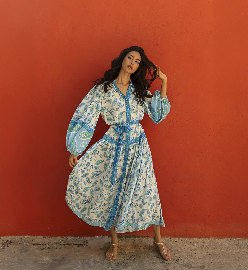 Vestido longo Malia - tons de azul - estampa paisley - punhos fechados - mangas longas - Miss June Paris - 3