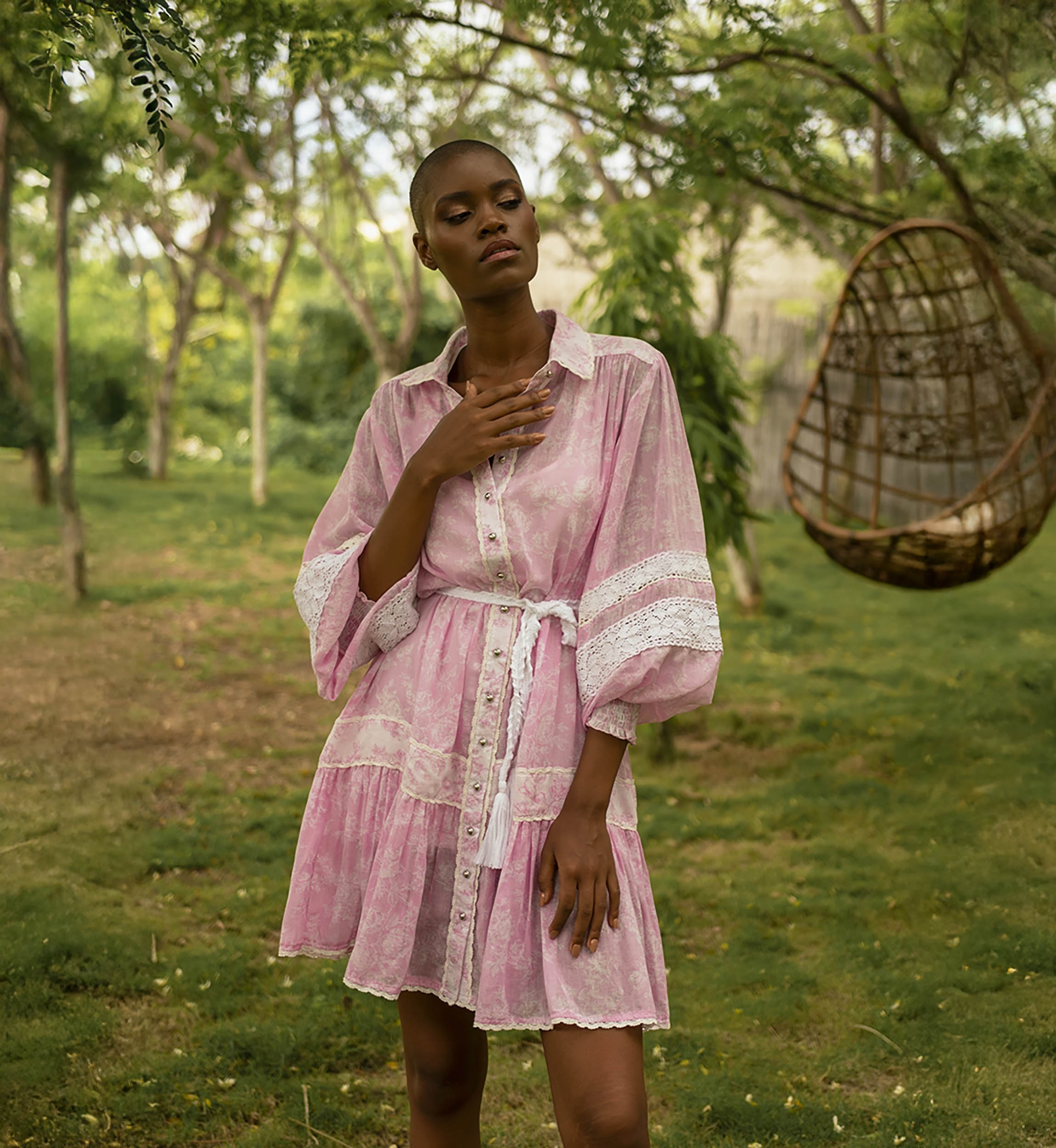 Vestido curto Laura - rosa - estilo boêmio-chique - mangas longas - cinto branco - Miss June Paris - 1