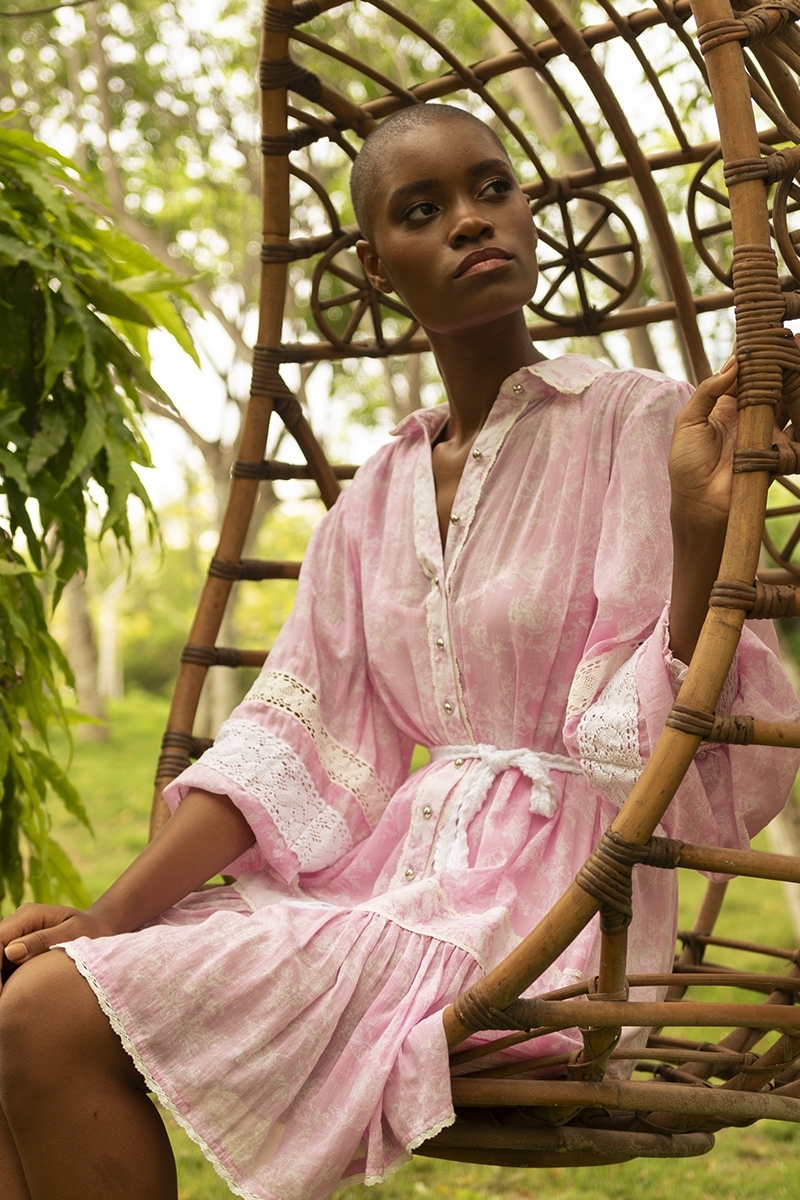 Vestido corto Laura - rosa - estilo bohemio-chic - manga larga - cinturón blanco - Miss June Paris - 2