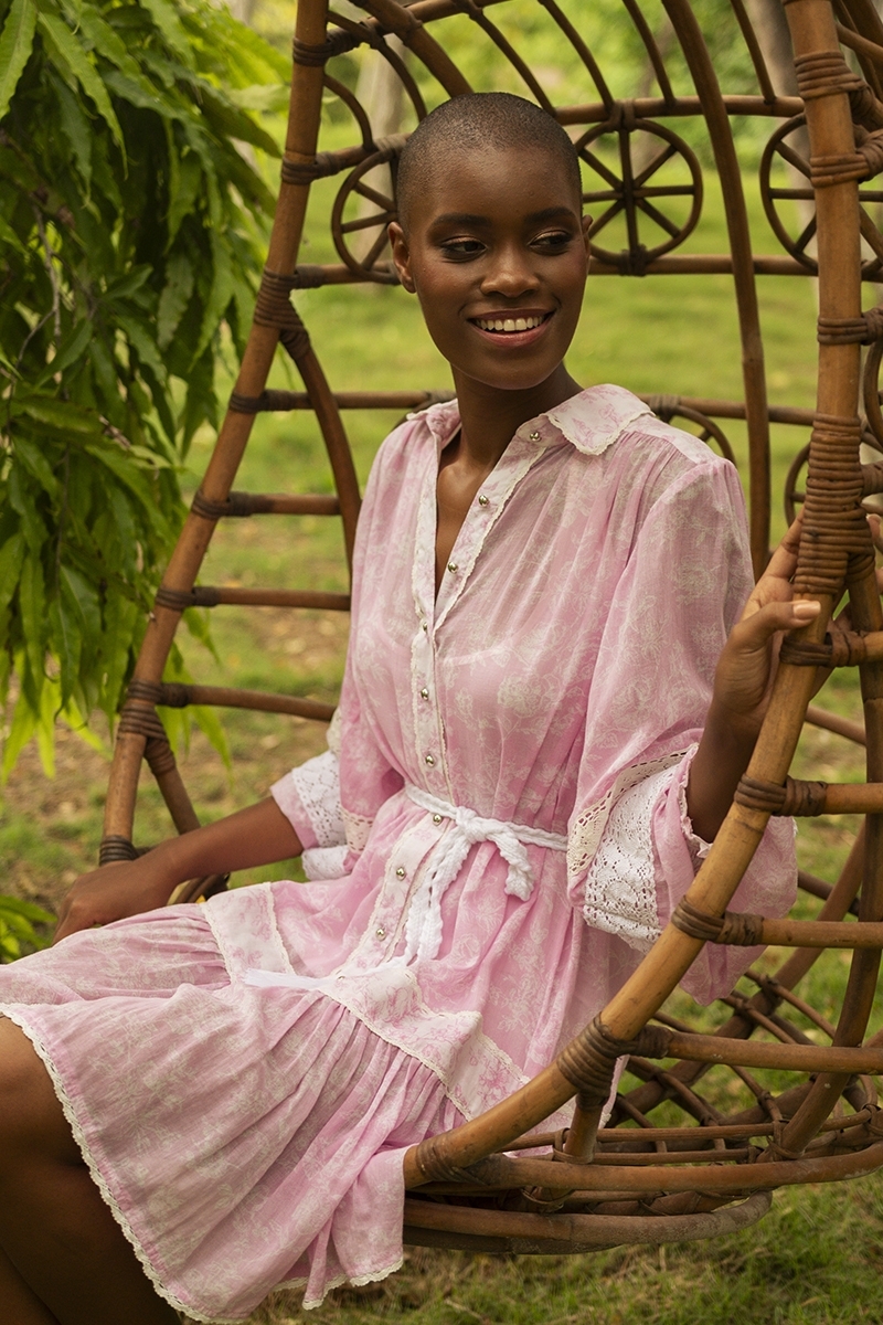 Vestido curto Laura - rosa - estilo boêmio-chique - mangas longas - cinto branco - Miss June Paris - 3