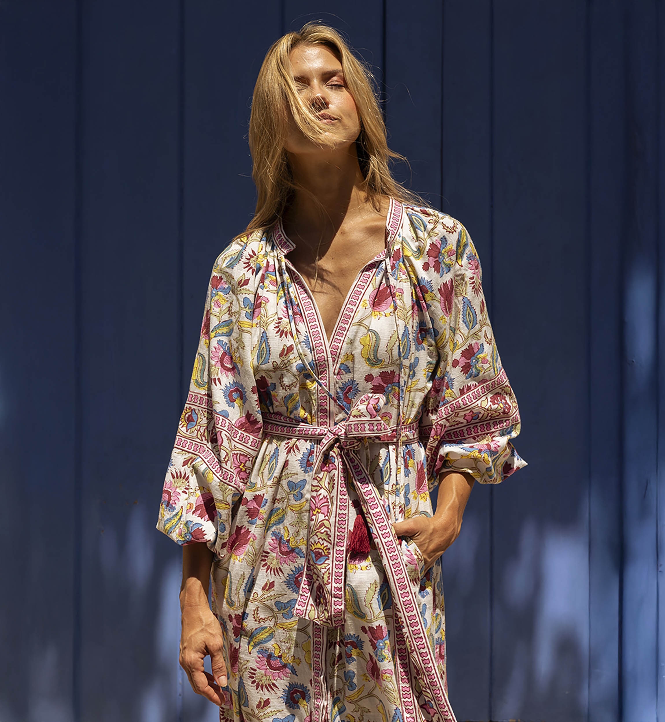 Vestido Longo Adriana: multicolorido - estampa floral - mangas longas - cinto combinado - Miss June Paris - 3