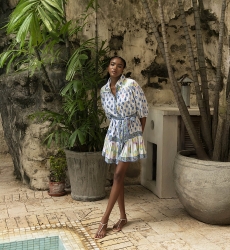 Vestido curto Laya - branco - estampas em azul, amarelo e rosa - mangas 3/4 - Miss June Paris - 2