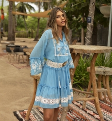 Vestido curto Cecilia - azul com bordado branco - renda delicada - textura refinada - Miss June Paris - 1