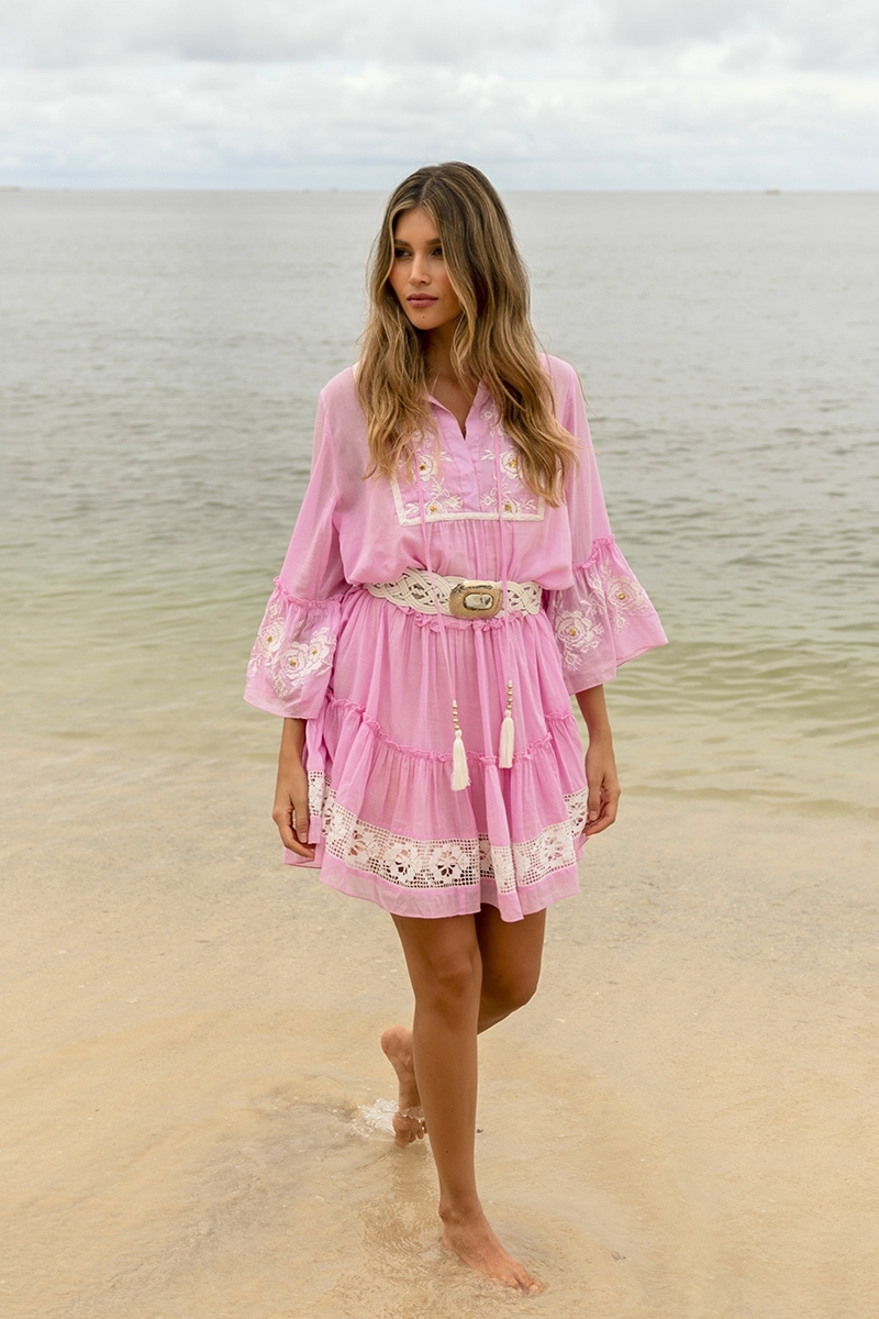 Vestido curto Cecilia - rosa com bordado branco - renda delicada - textura refinada - Miss June Paris - 2
