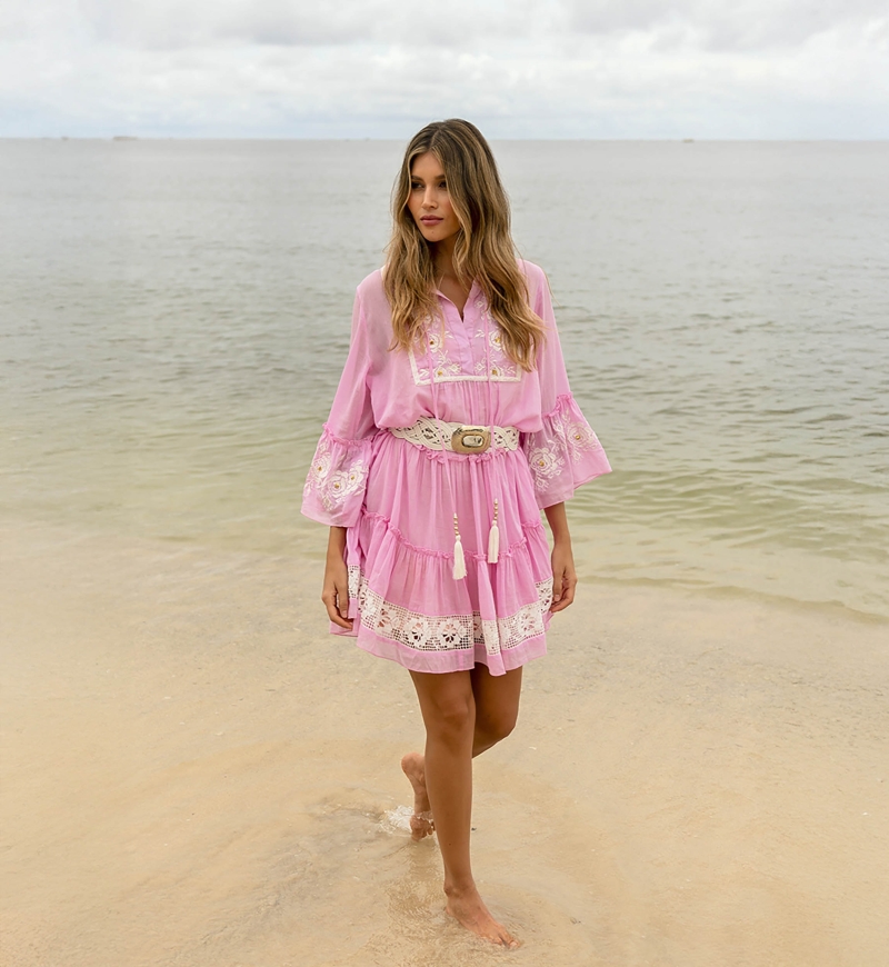 Vestido curto Cecilia - rosa com bordado branco - renda delicada - textura refinada - Miss June Paris - 2