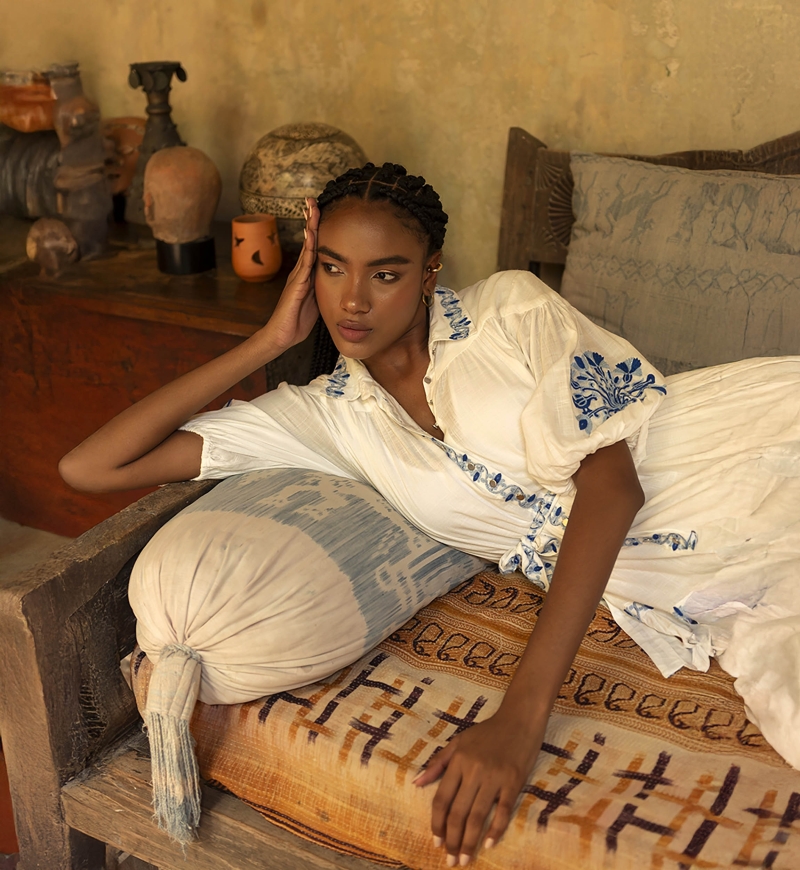 Vestido curto Alessia - branco - com bordado azul - cinto bordado - botões prateados - Miss June Paris - 3