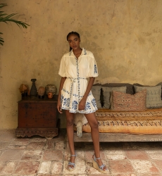 Vestido curto Alessia - branco - com bordado azul - cinto bordado - botões prateados - Miss June Paris - 2