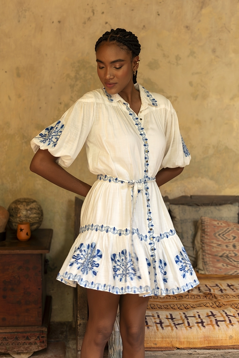 Vestido curto Alessia - branco - com bordado azul - cinto bordado - botões prateados - Miss June Paris - 1