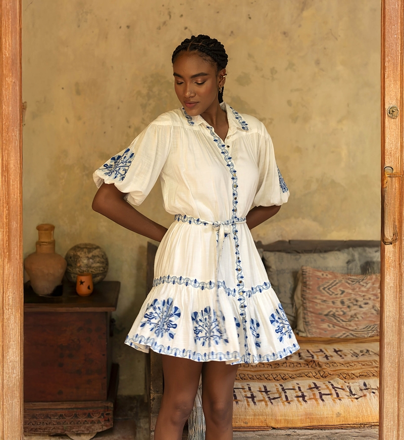 Vestido curto Alessia - branco - com bordado azul - cinto bordado - botões prateados - Miss June Paris - 1