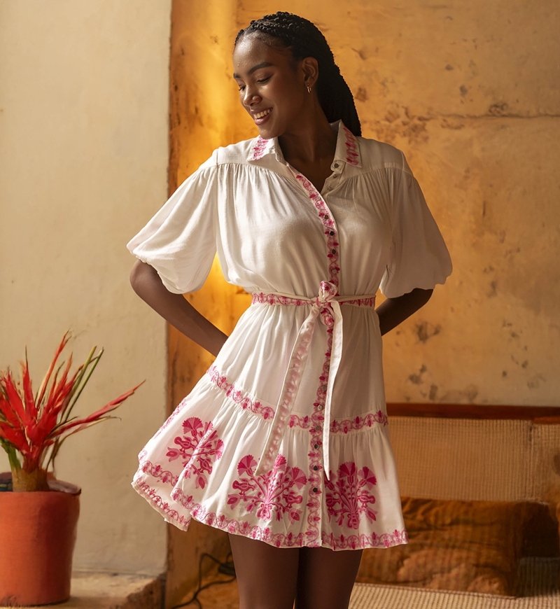 Vestido curto Alessia - branco - adornado com bordado rosa - cinto bordado - botões prateados - Miss June Paris - 1