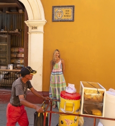 Vestido longo Patricia - pastel - estampa de listras - vestido sem alças - Miss June Paris - 3