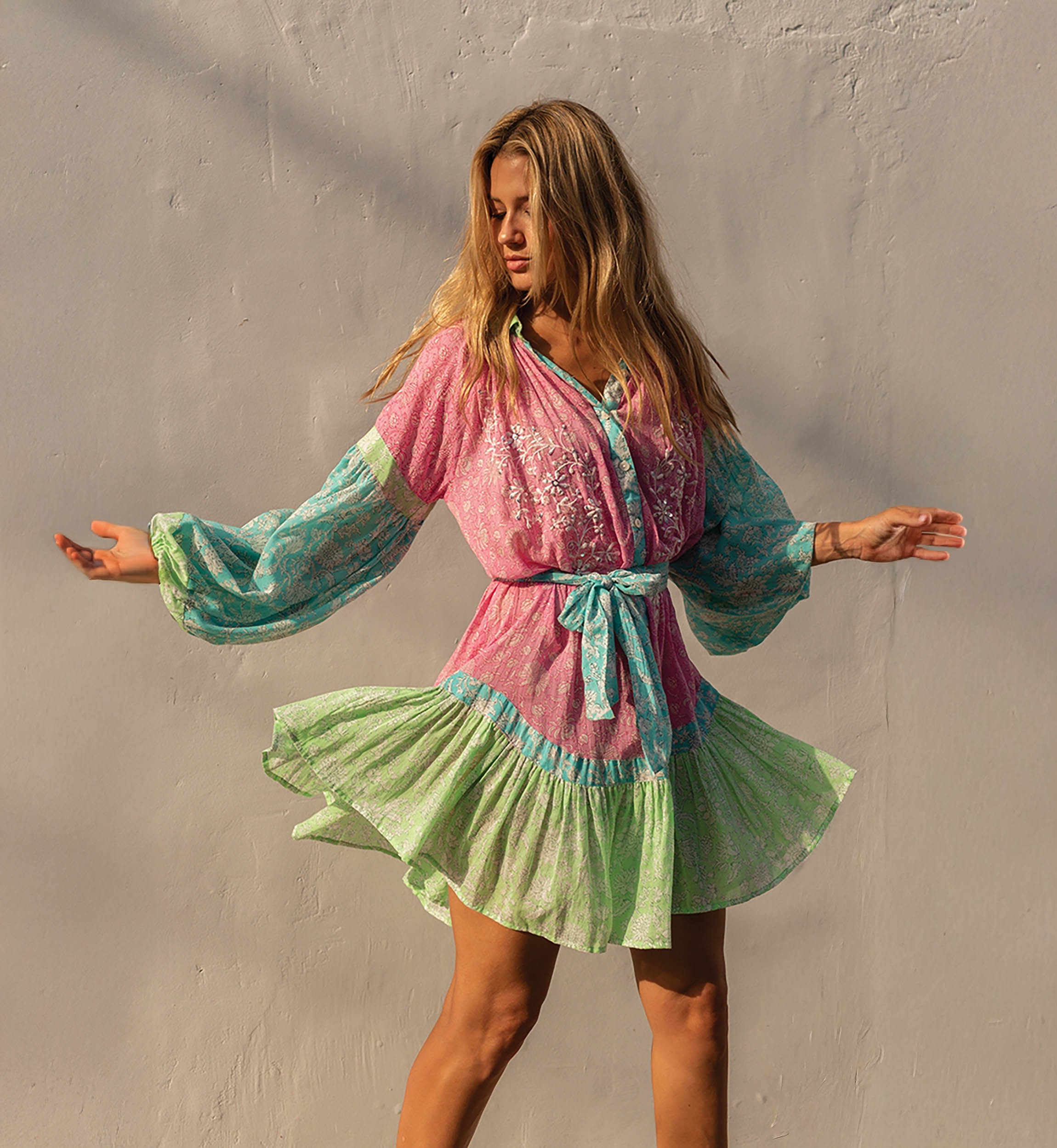 Vestido curto Olga - estampa floral - mangas longas - multicolorido - Miss June Paris - 1