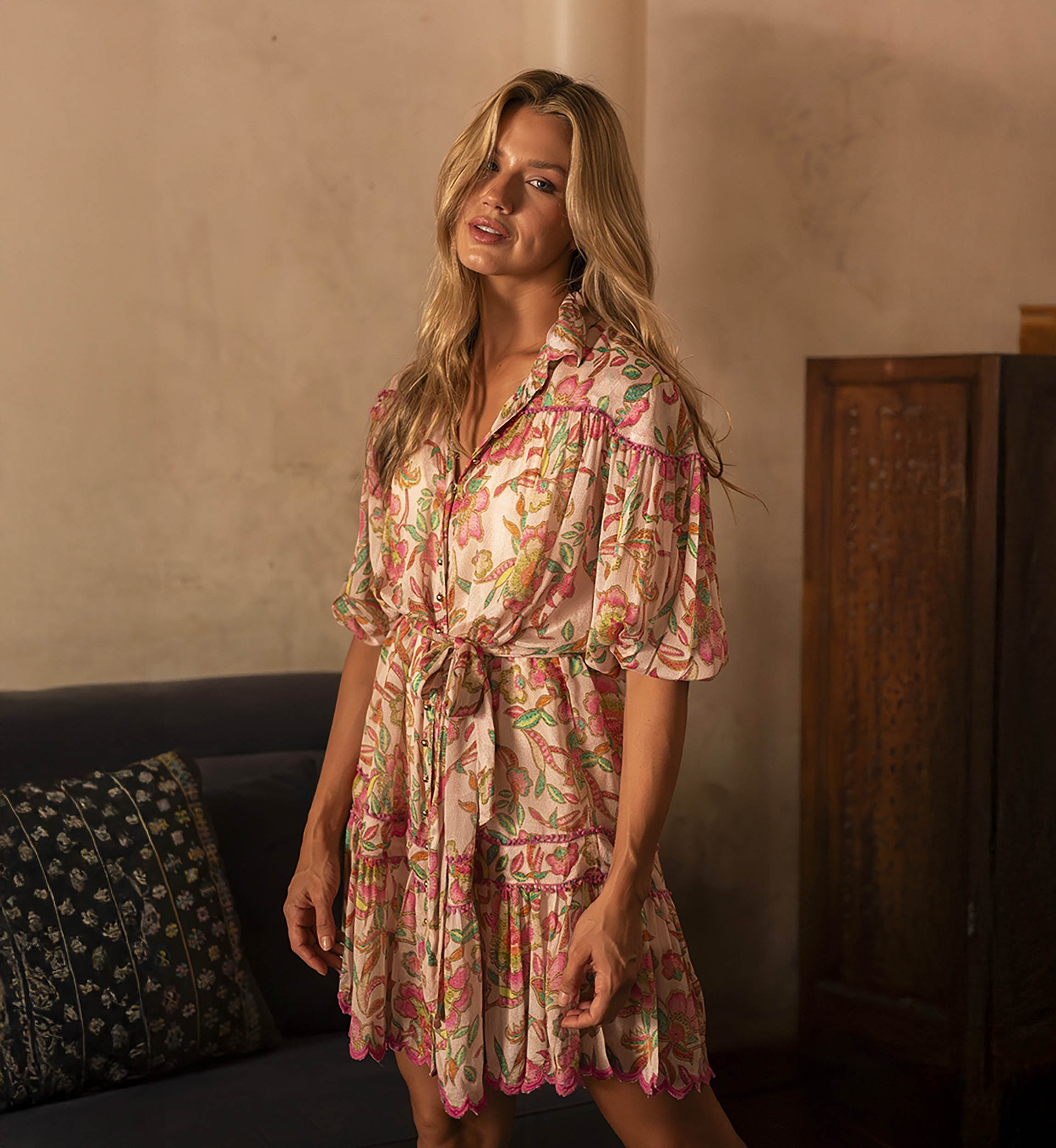 Vestido Curto Catalina: rosa/multicolorido - estampa floral - mangas curtas - cinto combinado - Miss June Paris - 2