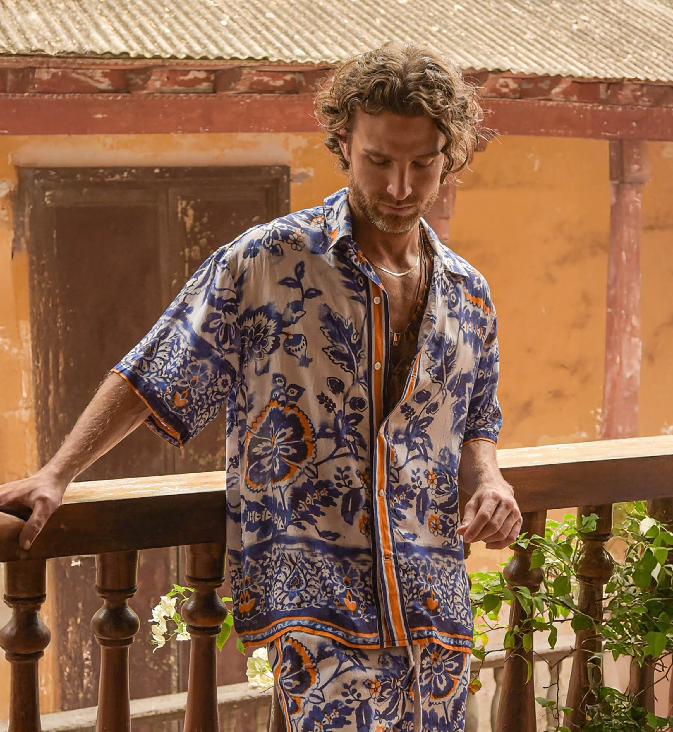 Camisa de Manga Curta Cartagena – azul multicolor – estilo nómada floral – coleção Shay – Miss June Paris – 2