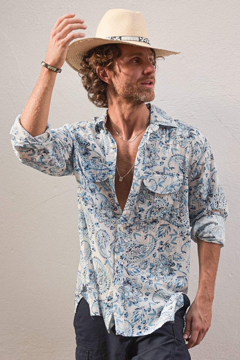 Camisa Filandia – branca – estampa paisley / azul – mangas longas – bolsos frontais – coleção Shay – Miss June Paris – 1