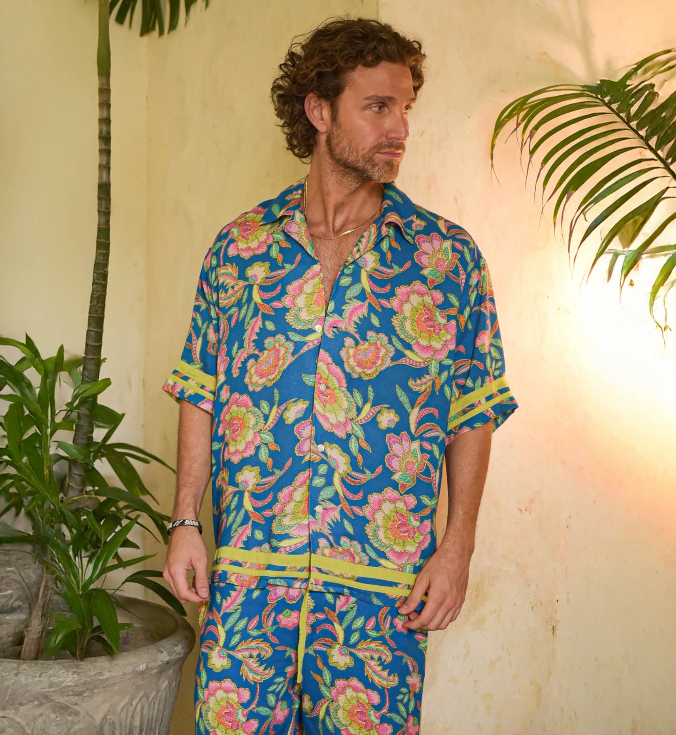 Camisa de Manga Curta Lorica – azul – estampa floral / multicolorida – tecido leve – coleção Shay – Miss June Paris – 1