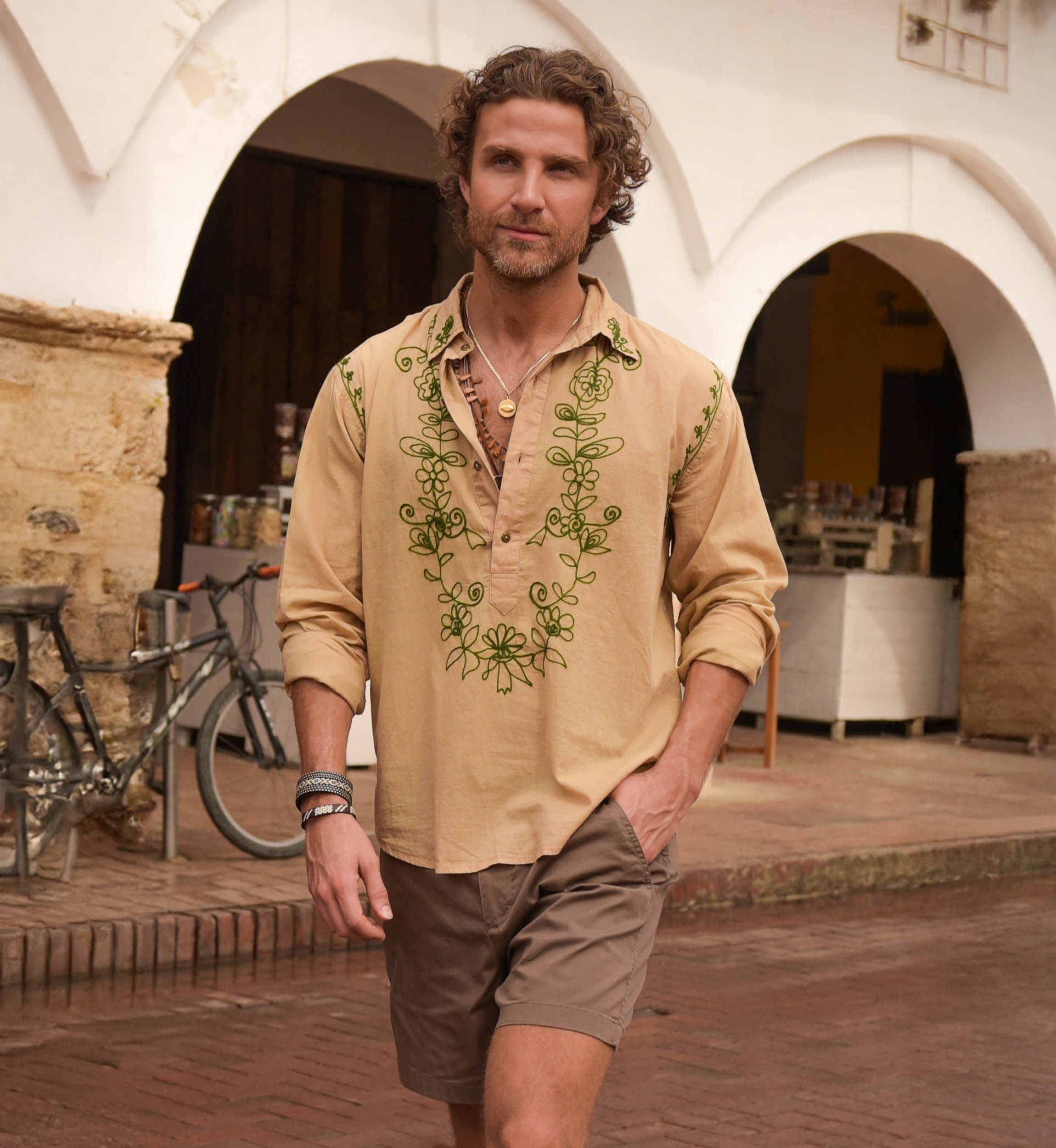 Camisa de Manga Comprida Leyca – bege com bordados caqui – coleção Shay – Miss June Paris – 1