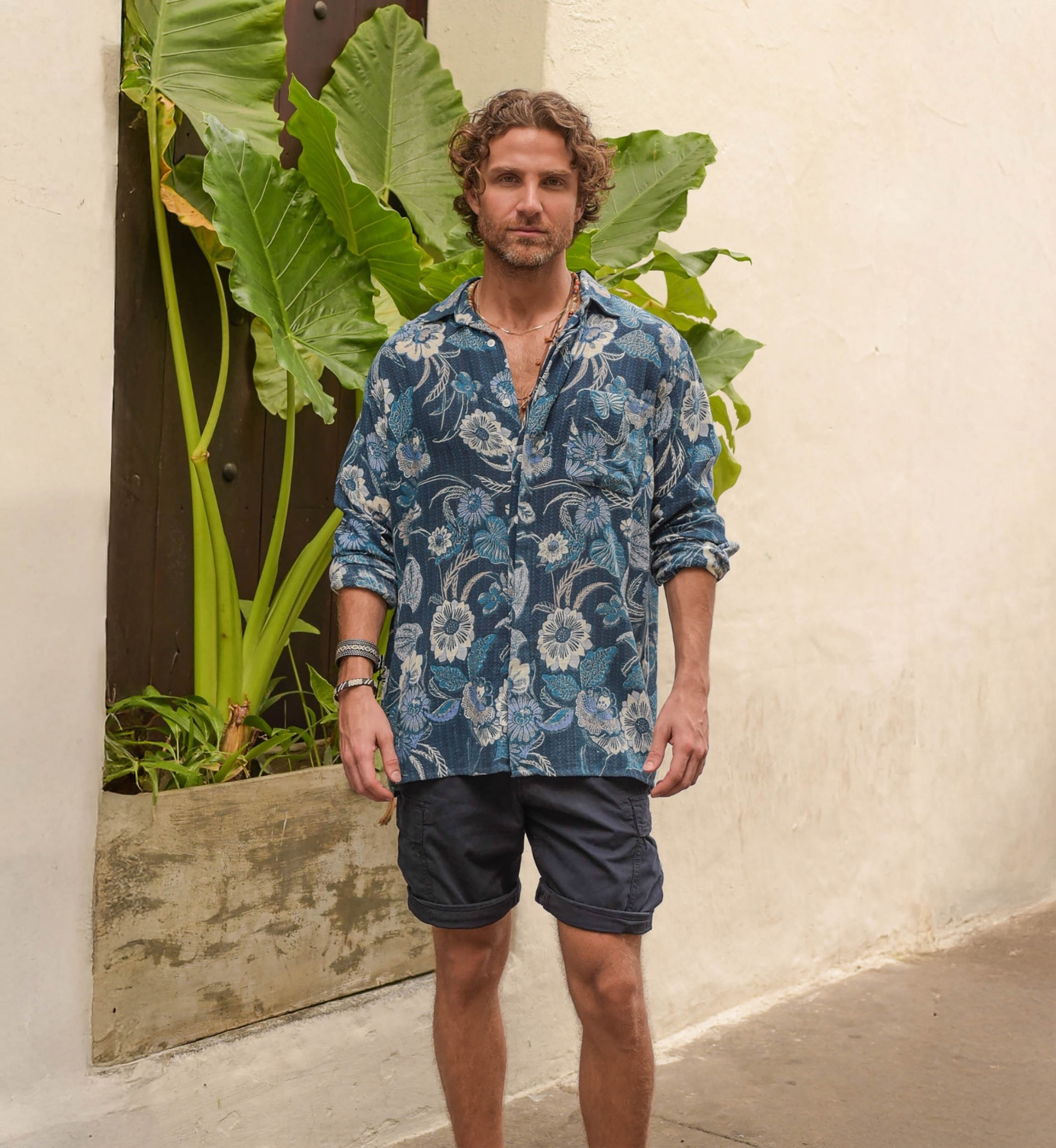 Camisa Guatape – azul-marinho – estampa floral – manga comprida – coleção Shay – Miss June Paris – 2