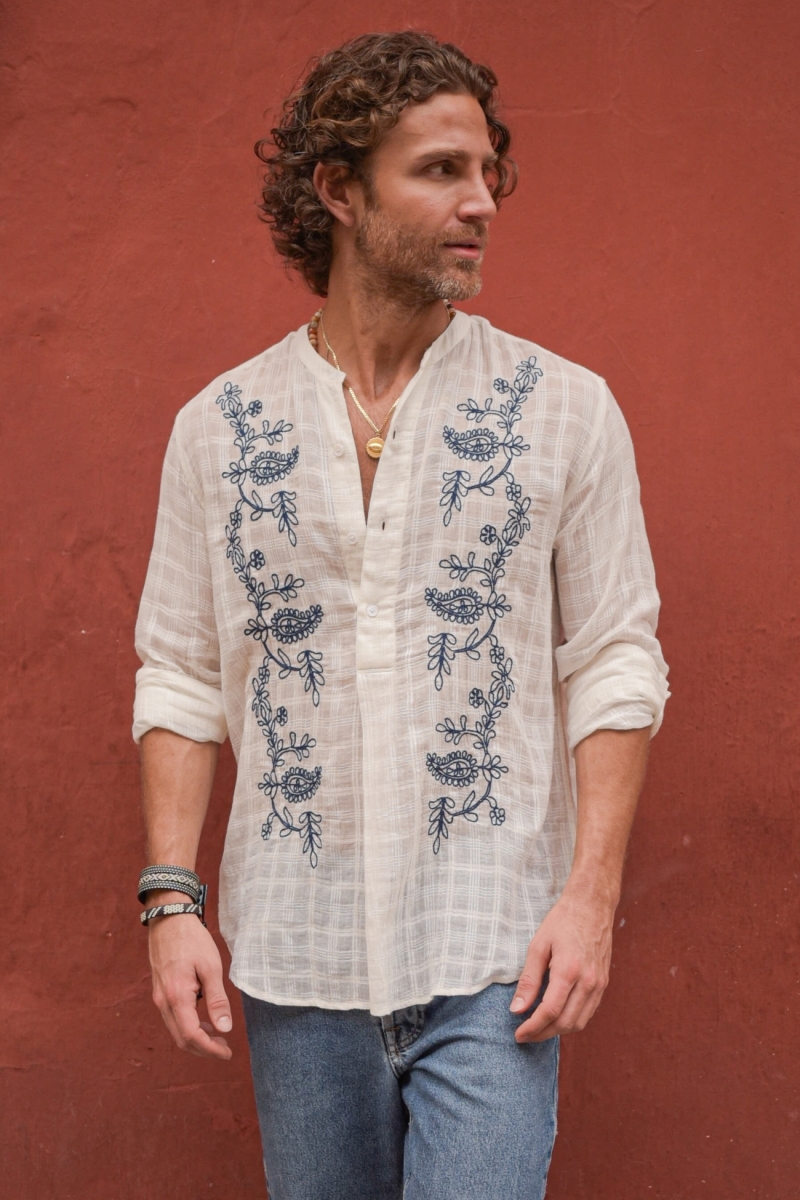 Camisa Cocora – blanca – bordados azules – mangas largas – tejido fluido – colección Shay – Miss June Paris – 2