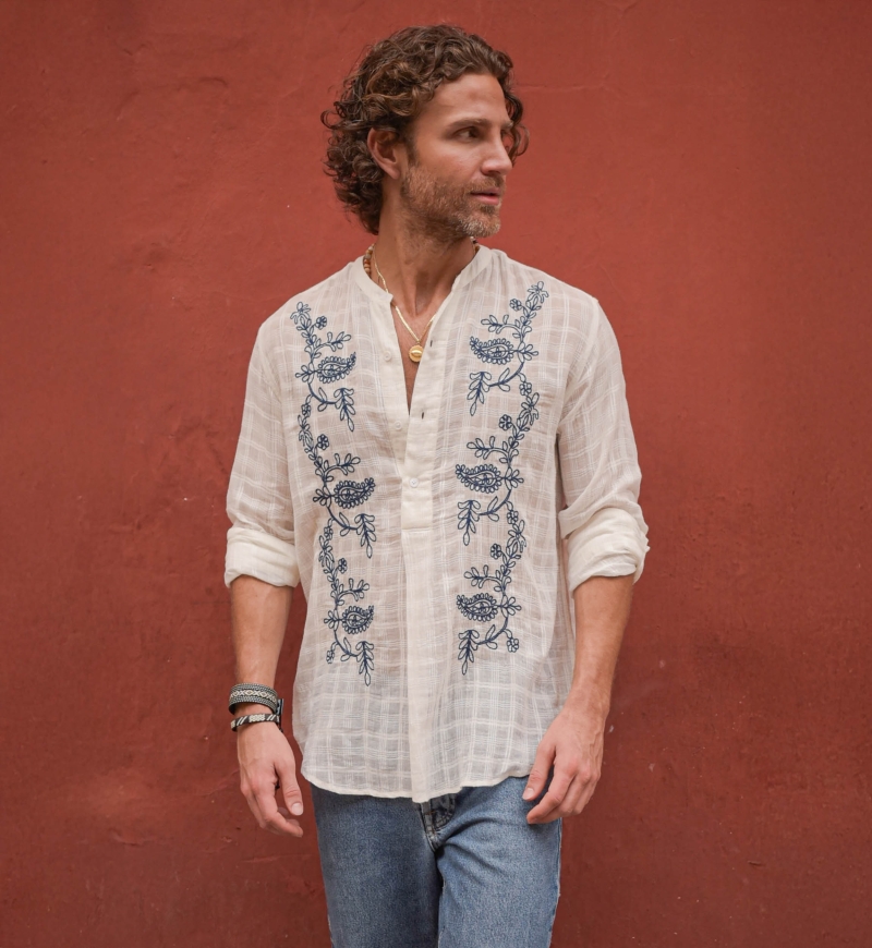 Camisa Cocora – branca – bordados azuis – mangas compridas – tecido fluido – coleção Shay – Miss June Paris – 2