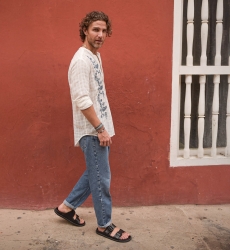 Camisa Cocora – branca – bordados azuis – mangas compridas – tecido fluido – coleção Shay – Miss June Paris – 3