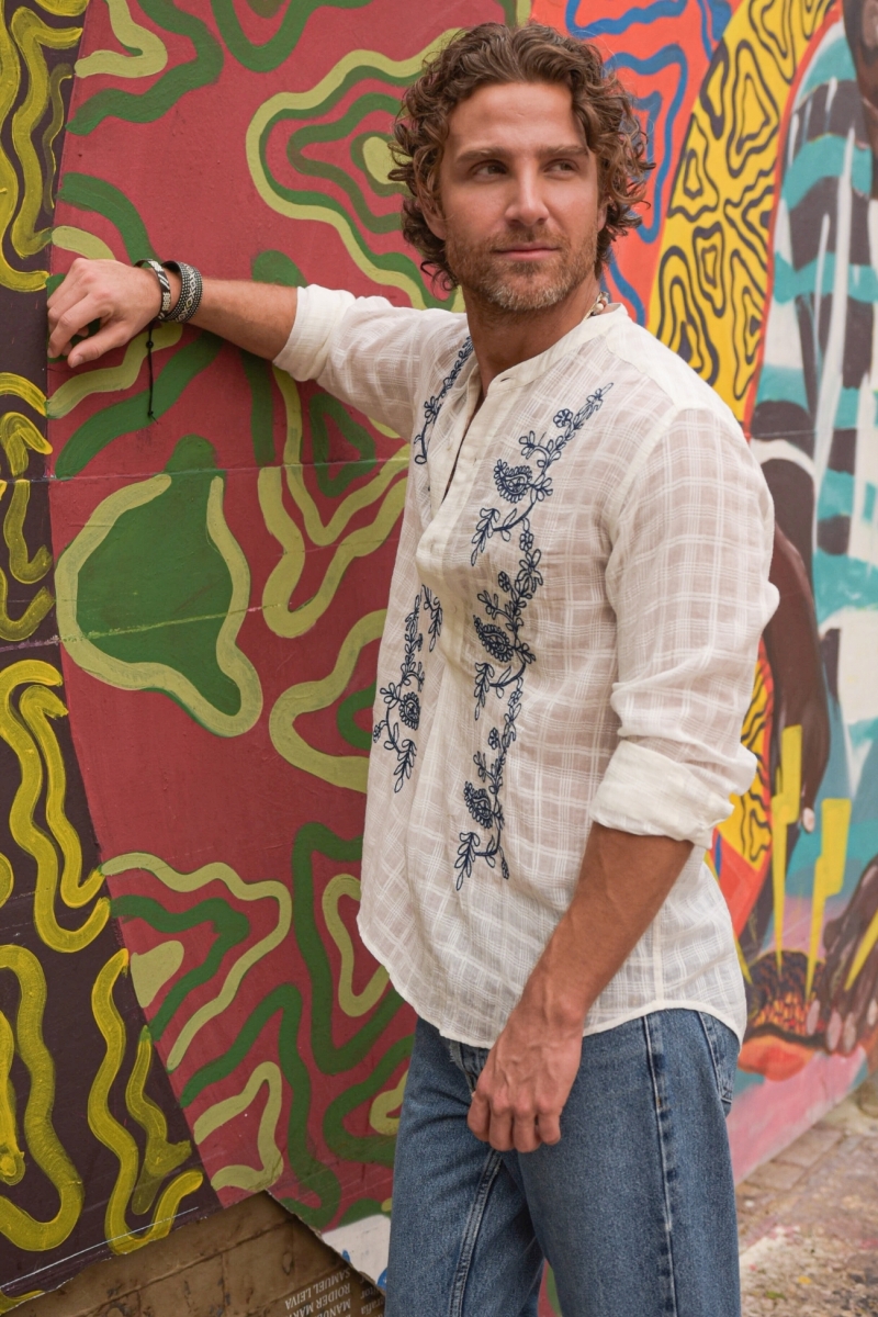 Camisa Cocora – branca – bordados azuis – mangas compridas – tecido fluido – coleção Shay – Miss June Paris – 1