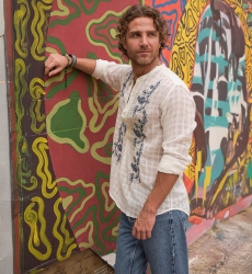 Camisa Cocora – branca – bordados azuis – mangas compridas – tecido fluido – coleção Shay – Miss June Paris – 1