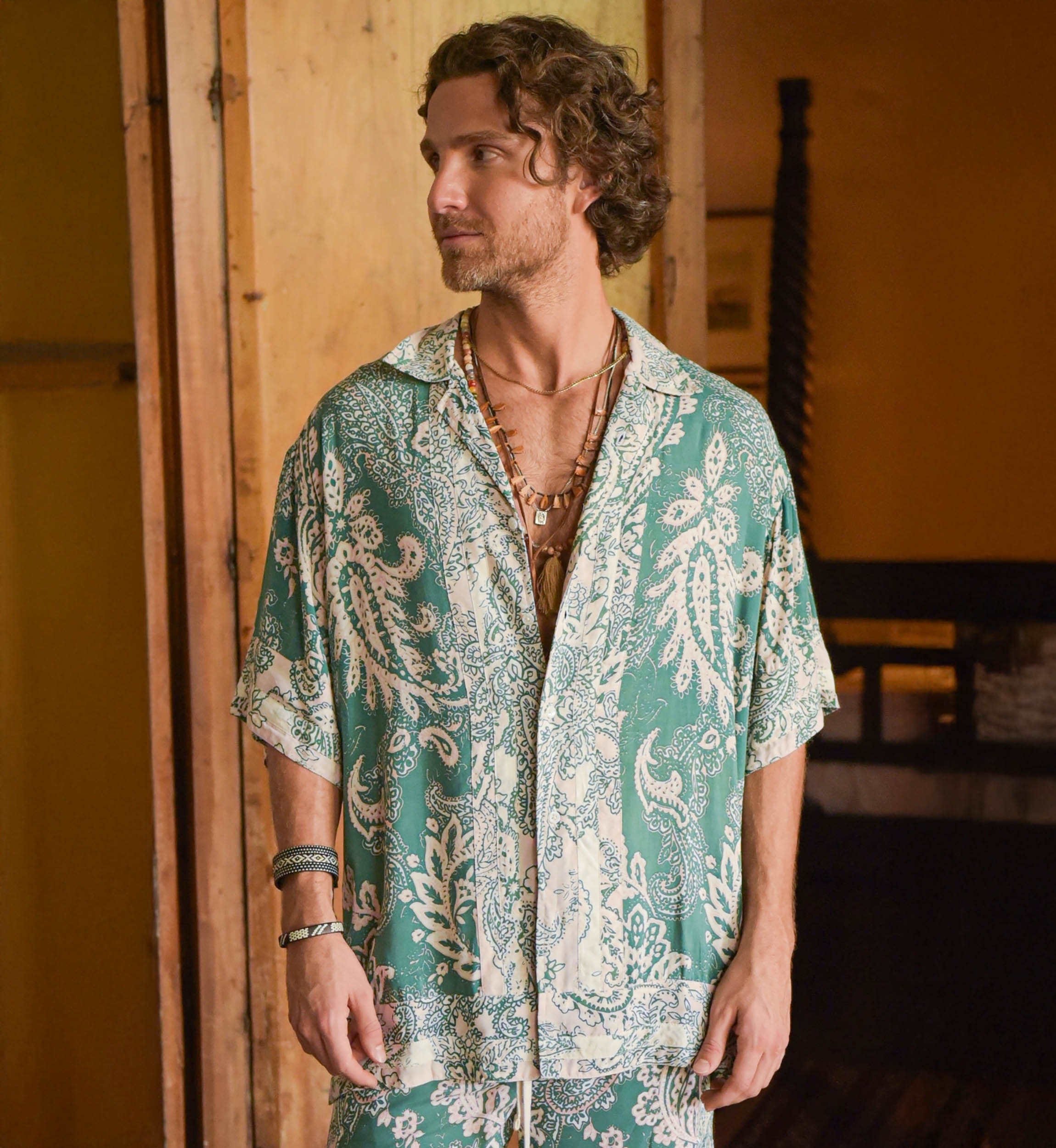 Camisa de Manga Corta San Gil – verde – estampado floral color crudo – botones discretos – colección Shay – Miss June Paris – 1