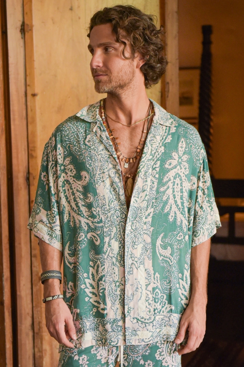 Camisa de Manga Curta San Gil – verde – padrão floral cru – botões discretos – coleção Shay – Miss June Paris – 1